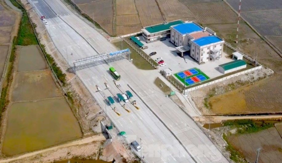 Oto vao cao toc Dien Chau - Bai Vot giam 30% sau khi thu phi hinh anh