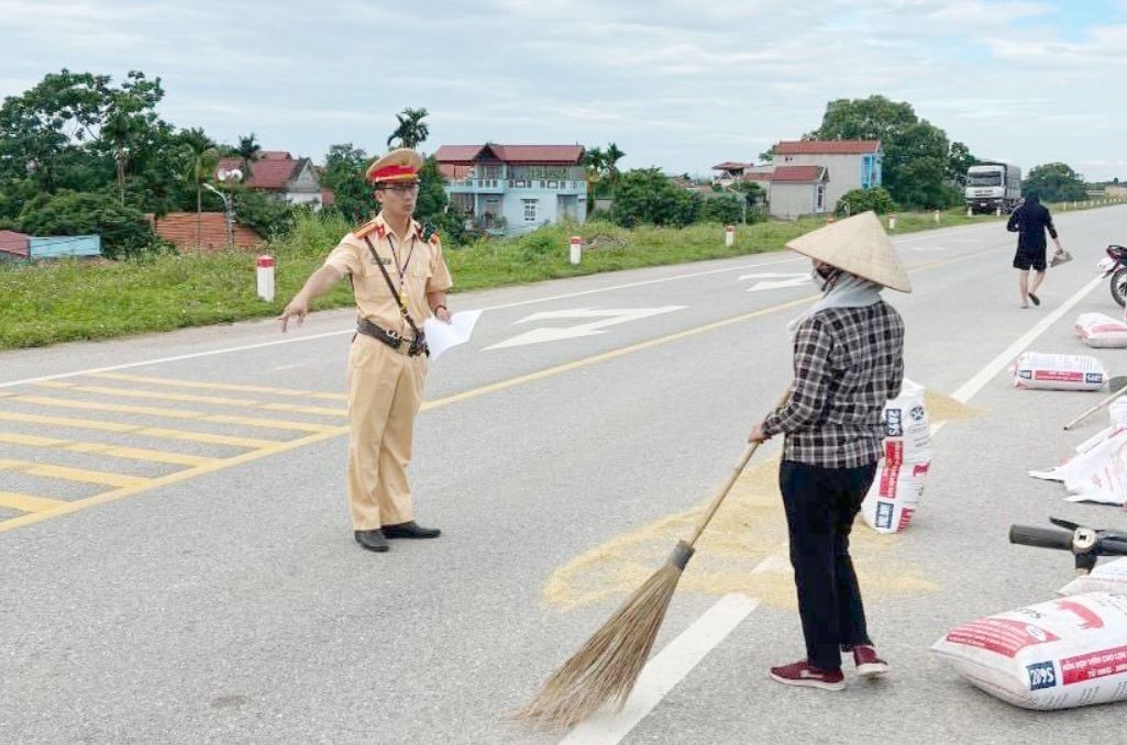Chi tiet muc phat doi voi hanh vi phoi lua, choi the thao tren duong hinh anh