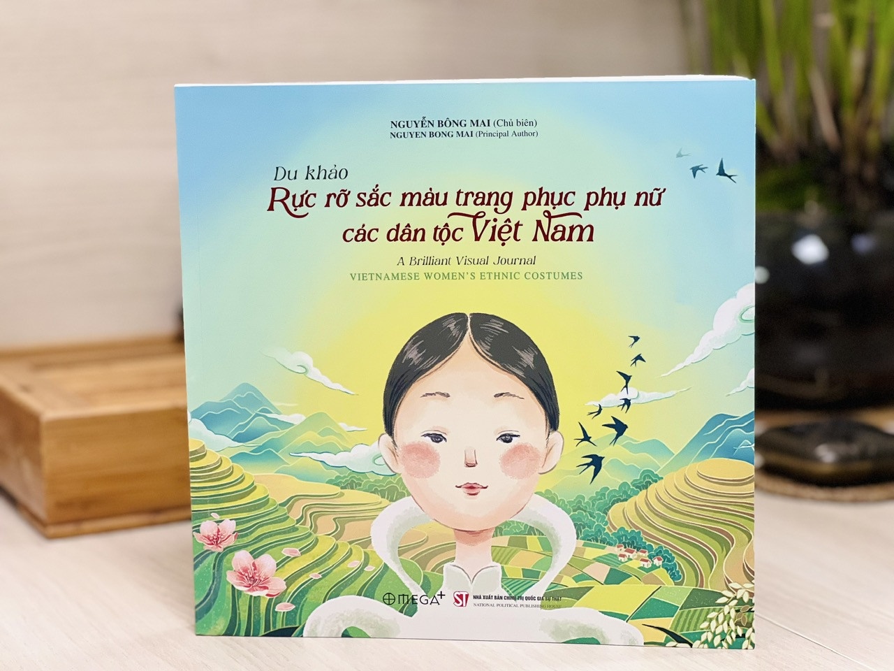 Bong Mai ra mat sach anh 1