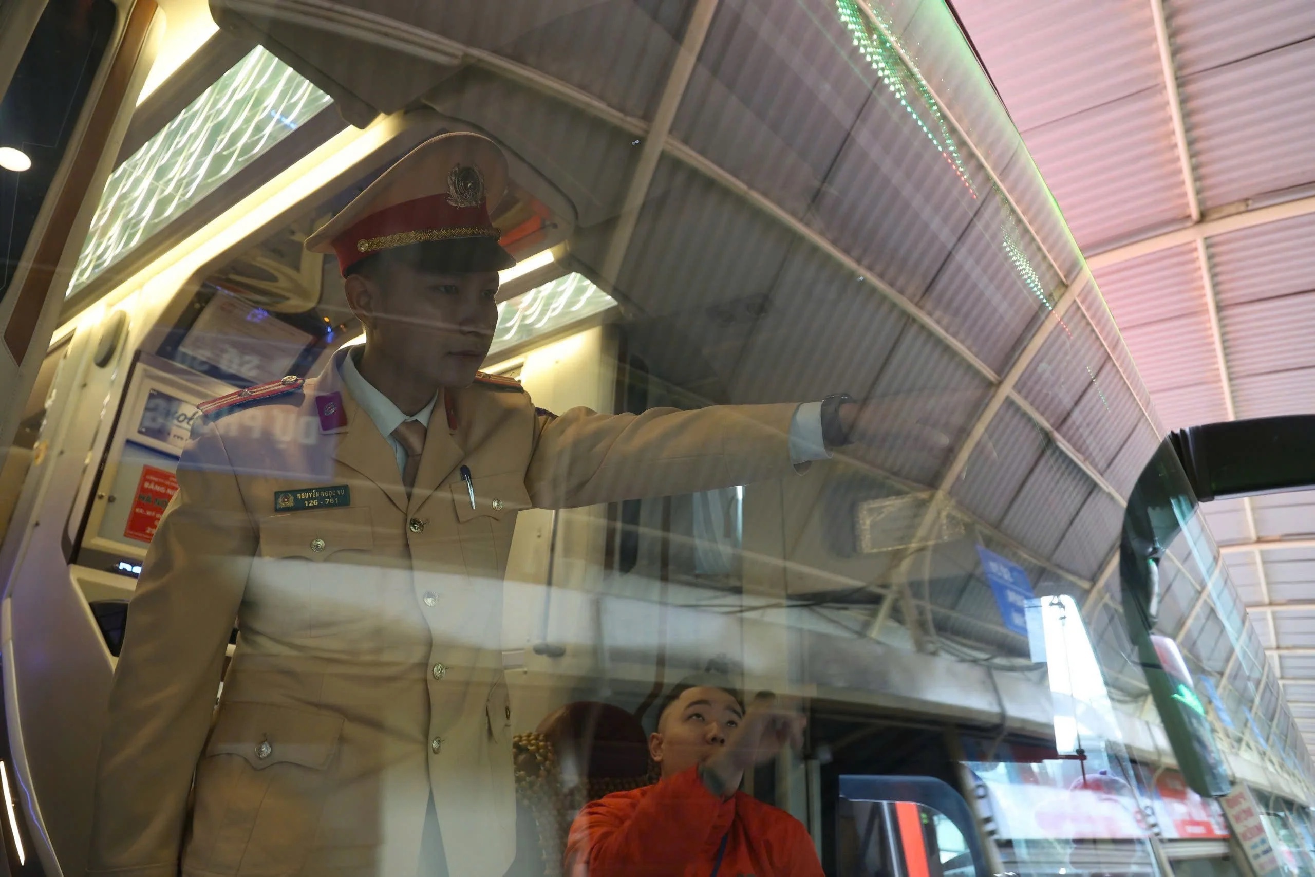 Tranh cai quy dinh khong duoc lai xe lien tuc 4 gio: Cuc CSGT noi gi? hinh anh