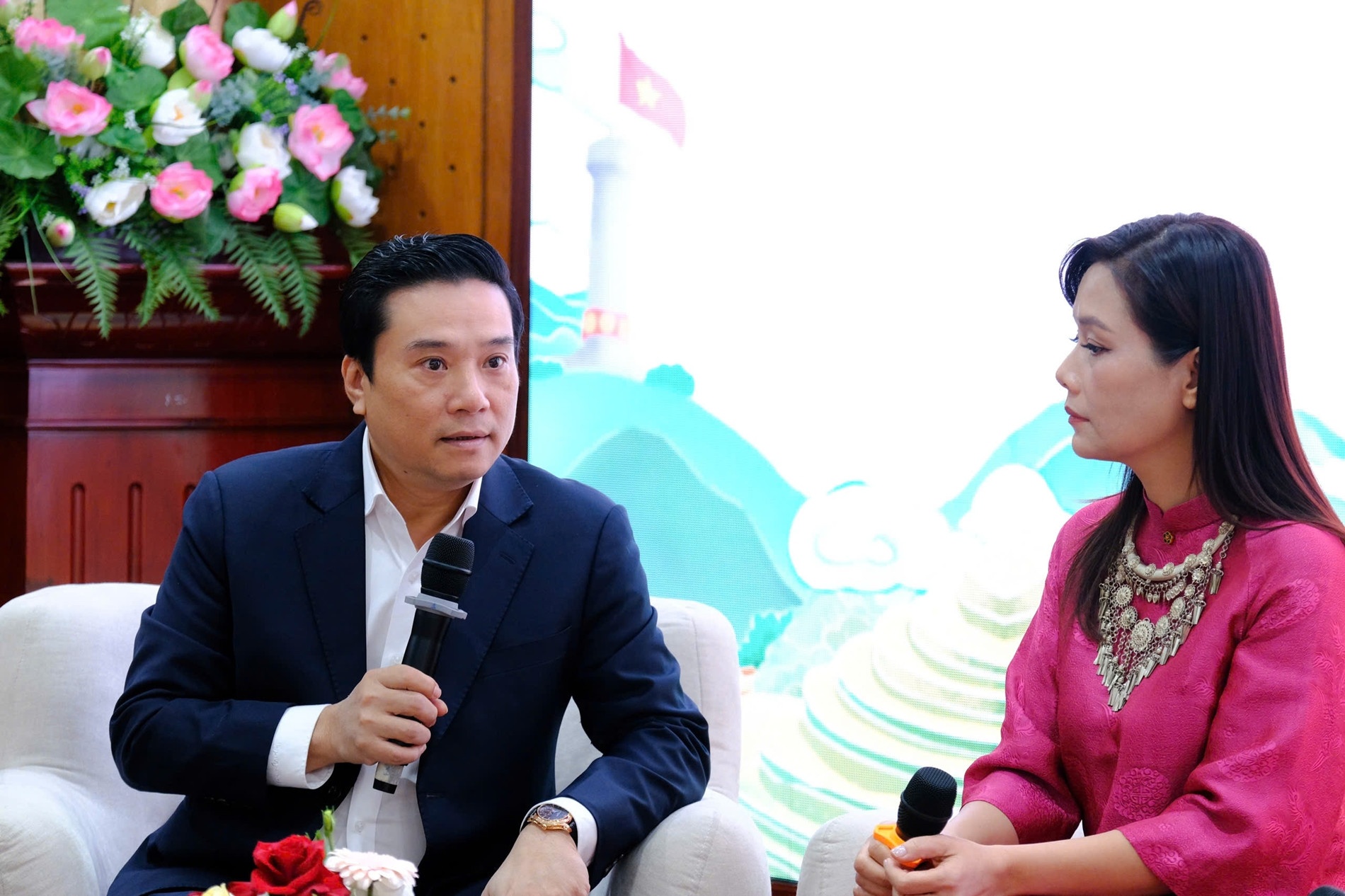 Bong Mai ra mat sach anh 2