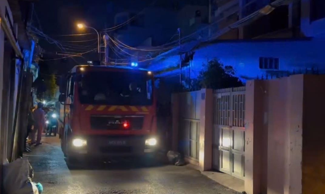 Chay nha 4 tang o TP.HCM, canh sat giai cuu hai nguoi tren san thuong hinh anh