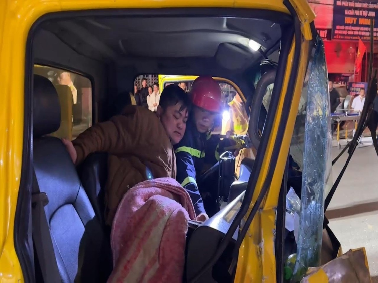 Tai xe xe tai say ruou, dam lien tiep 3 oto o TP Dien Bien Phu hinh anh