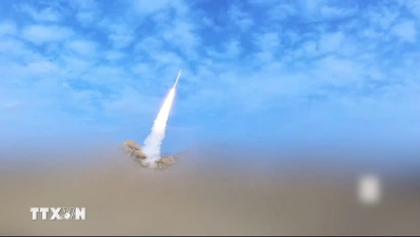 Luc luong Houthi tan cong tau san bay My o Bien Do hinh anh