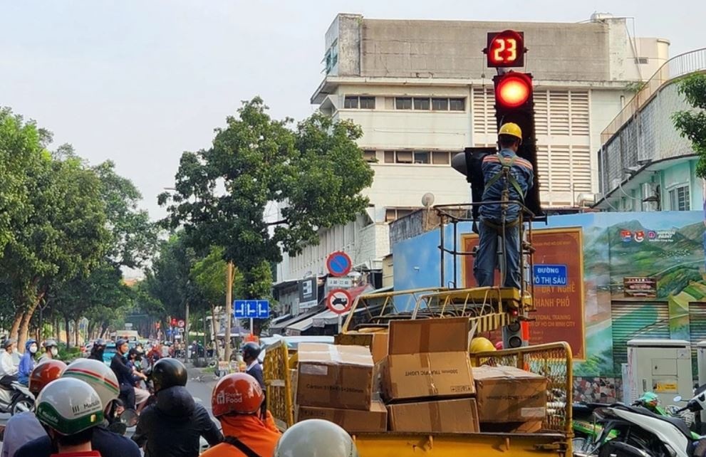 Un tac giao thong cang thang, keo dai nhieu gio tai TP.HCM hinh anh