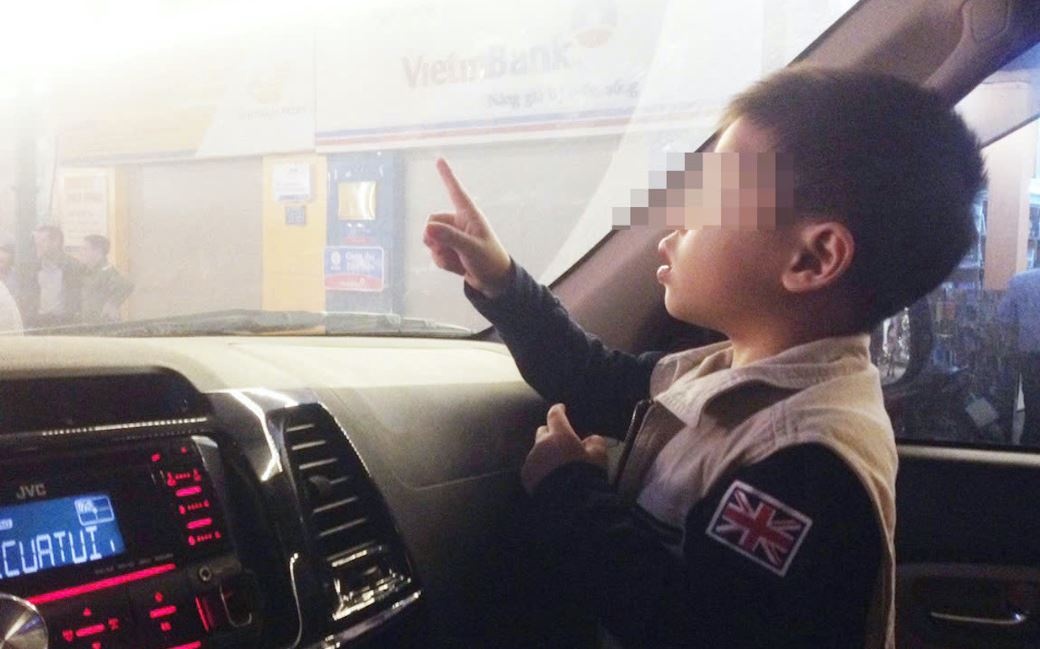 Phat ca trieu dong neu de tre ngoi ghe truoc oto hinh anh