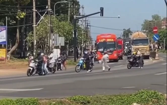 Den giao thong o Dong Nai chap chon, nguoi dan dat bo xe qua nga tu hinh anh