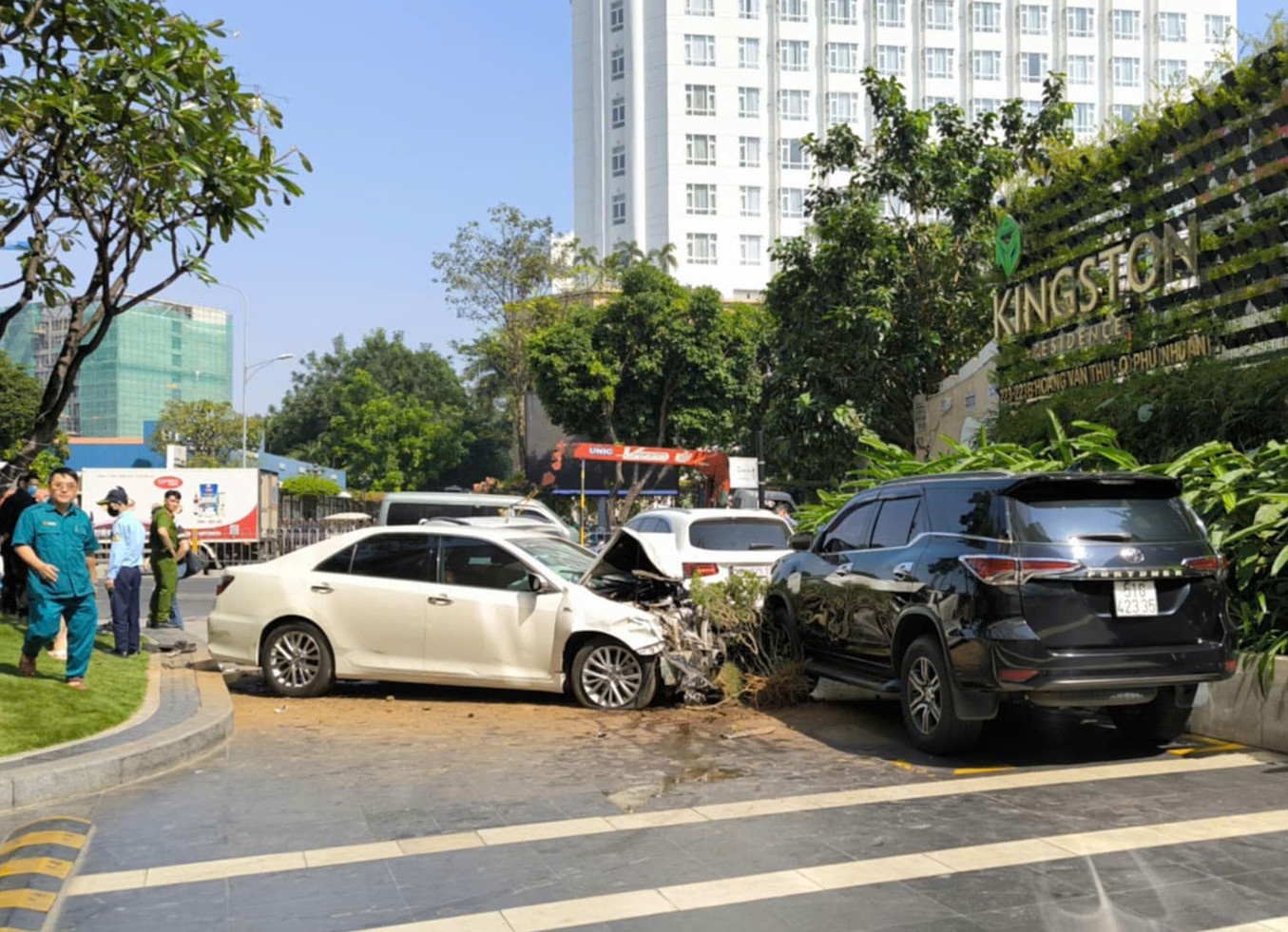 Oto tong lien hoan hon 10 xe, lao vao chung cu o cua ngo Tan Son Nhat hinh anh