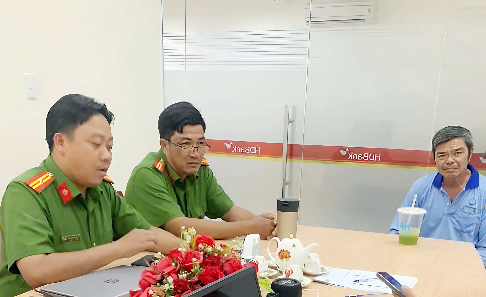 Cong an van dong nguoi dan ong tra lai gan nua ty dong bi chuyen nham hinh anh