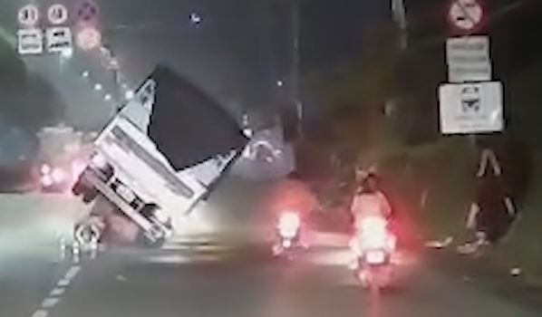 Can canh xe tai lat giua duong, suyt de 4 nguoi o TP.HCM hinh anh