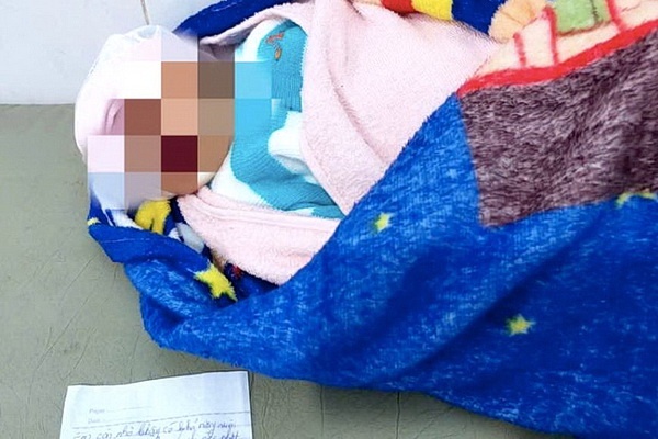 Be trai so sinh bi bo roi o vuon cao su cung buc thu cua nguoi me tre hinh anh