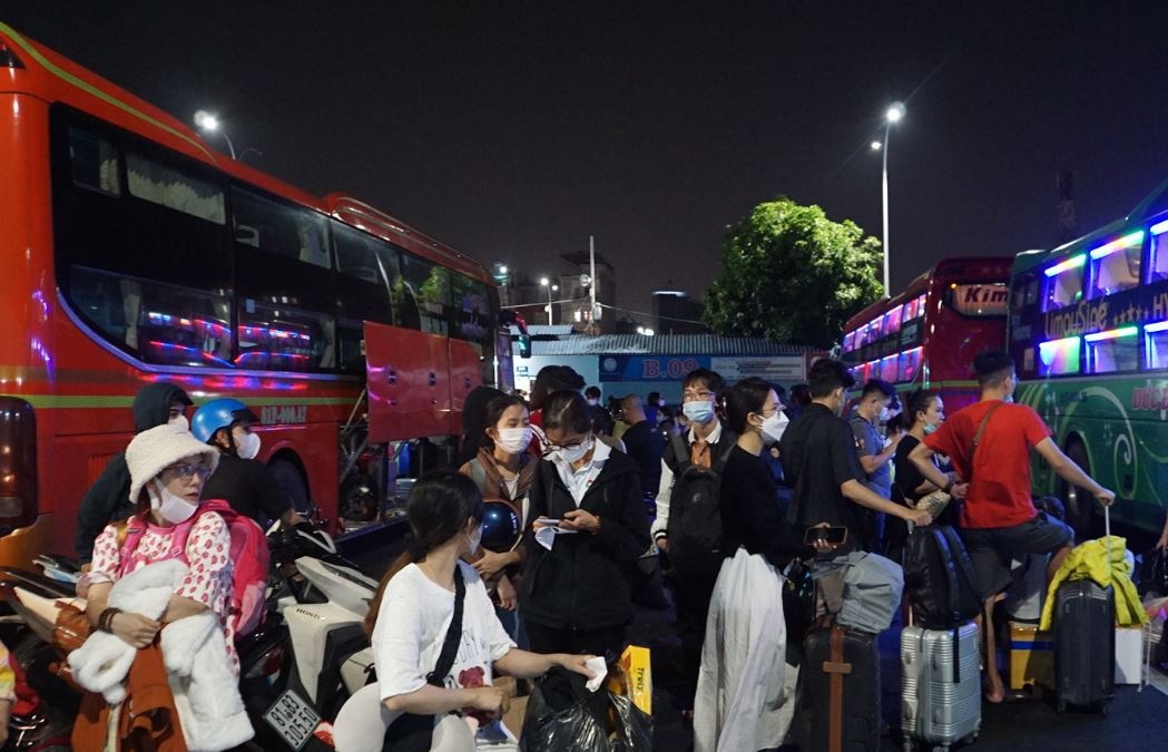 Hon 93.000 luot khach qua cac ben xe TP.HCM moi ngay dip Tet hinh anh