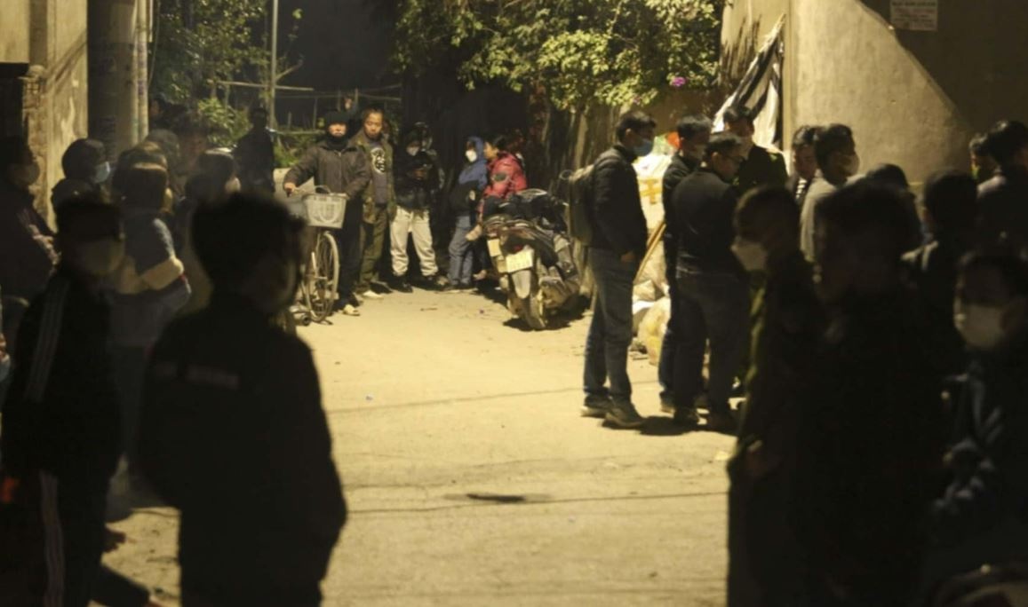 Vu 4 nguoi tu vong o Ha Noi: 3 thi the phat hien duoi gam giuong hinh anh