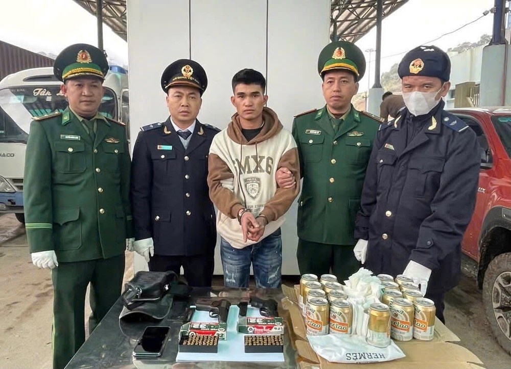 Bat doi tuong van chuyen trai phep vu khi qua bien gioi hinh anh