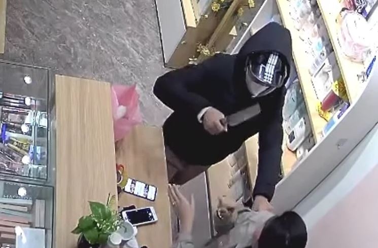 Nguoi dan ong cam dao, nghi cuop cua hang my pham o Bac Ninh hinh anh