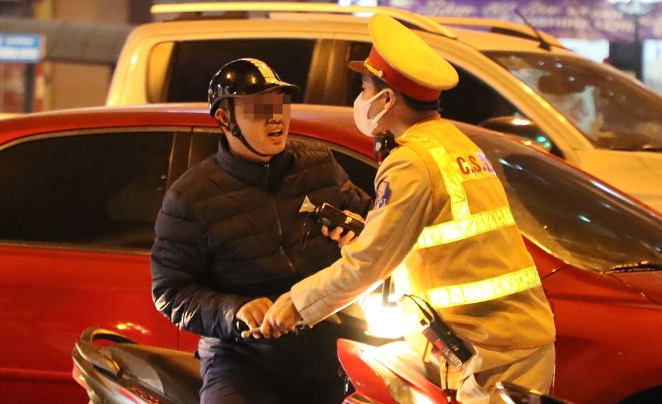 Nang chen tiec tat nien, nhieu tai xe vi pham nong do con 'kich khung' hinh anh