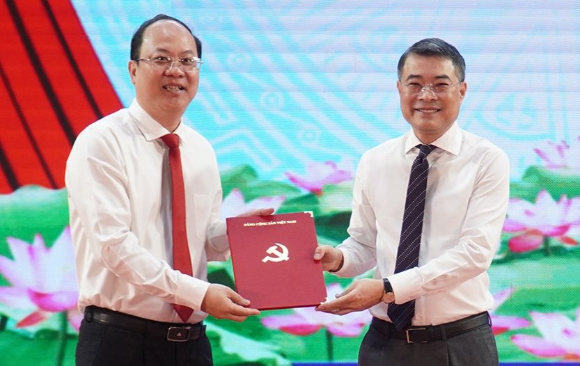 Pho bi thu Thuong truc Thanh uy TP.HCM lam Bi thu Tinh uy Ca Mau hinh anh