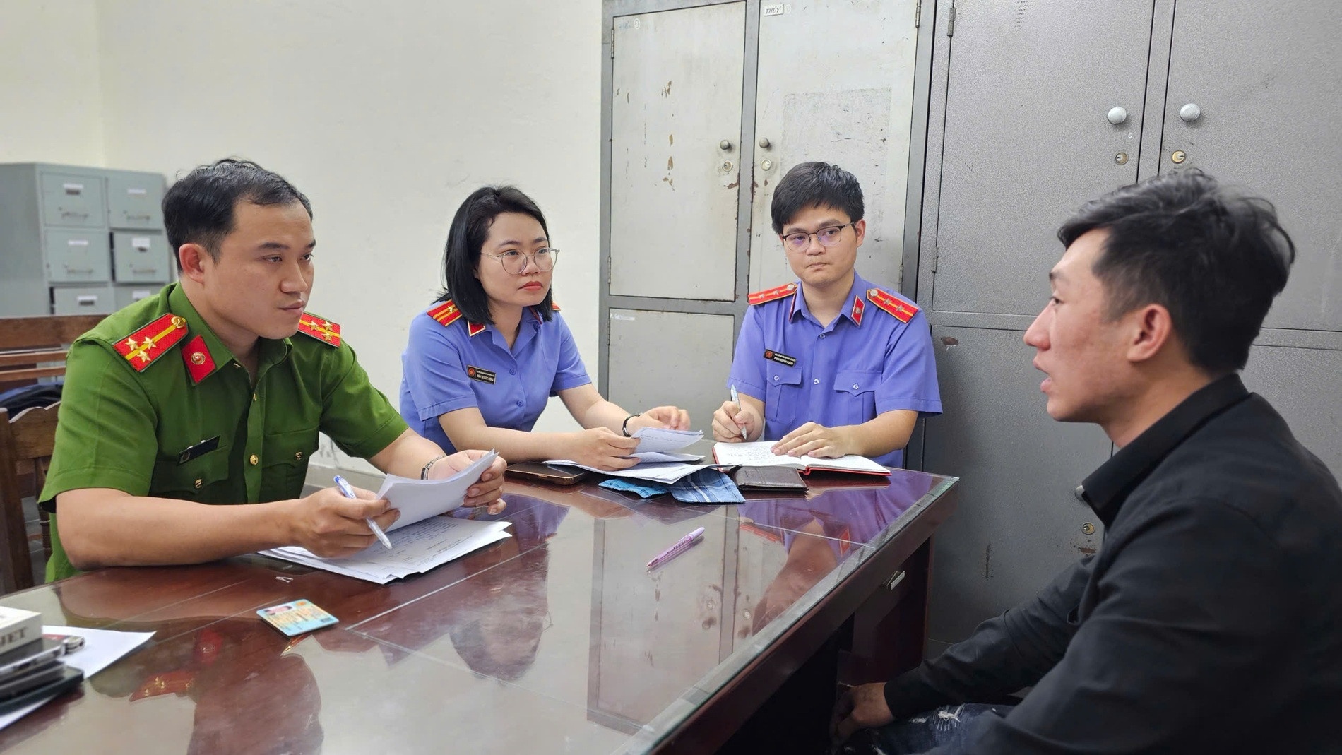 Choc gheo co gai giua pho, hai thanh nien bi danh nhap vien hinh anh