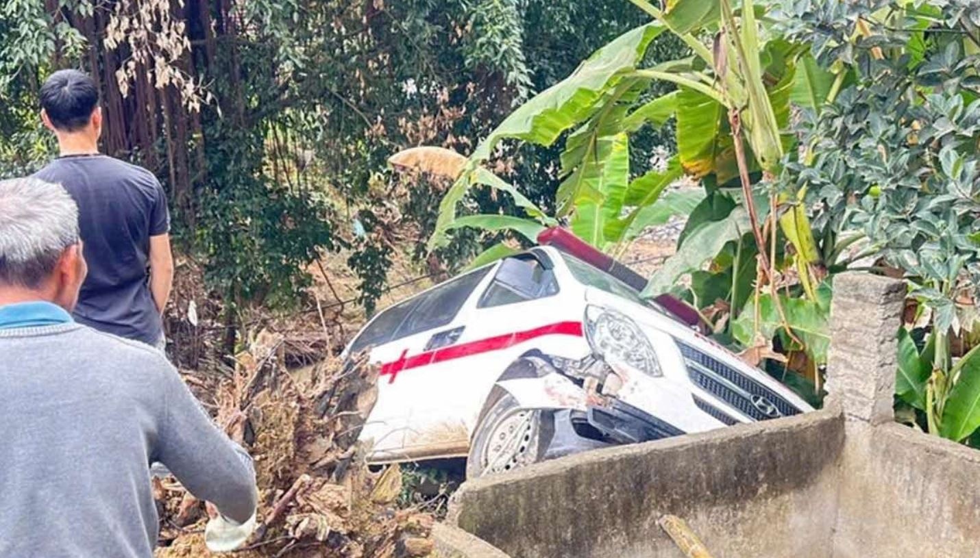 Cho thi the nu sinh ve nha, xe cap cuu bi tai nan hinh anh