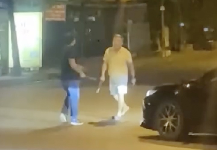 Xac minh clip 2 tai xe oto cam kiem doa chem nhau giua duong o TP.HCM hinh anh