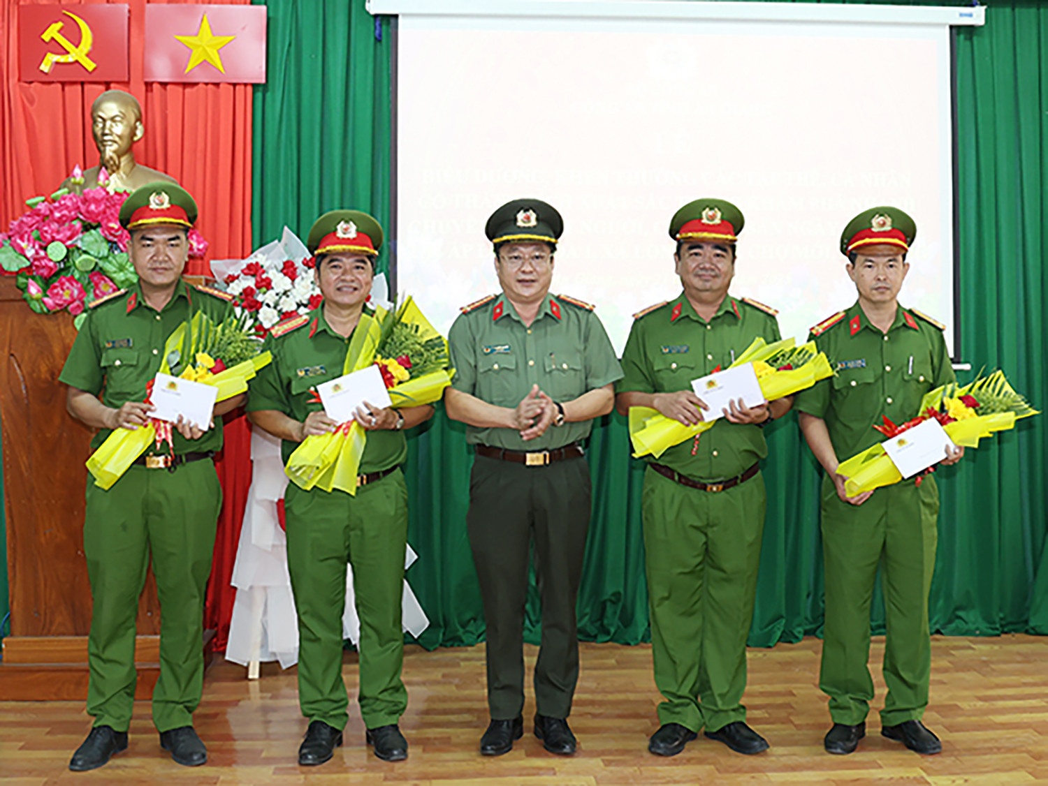Thuong nong luc luong pha vu an ba ban bun rieu giet ong giao thit heo hinh anh