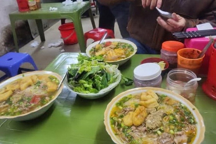 Dinh chi hoat dong quan bun rieu o Ha Noi ban 1,2 trieu dong 3 bat hinh anh