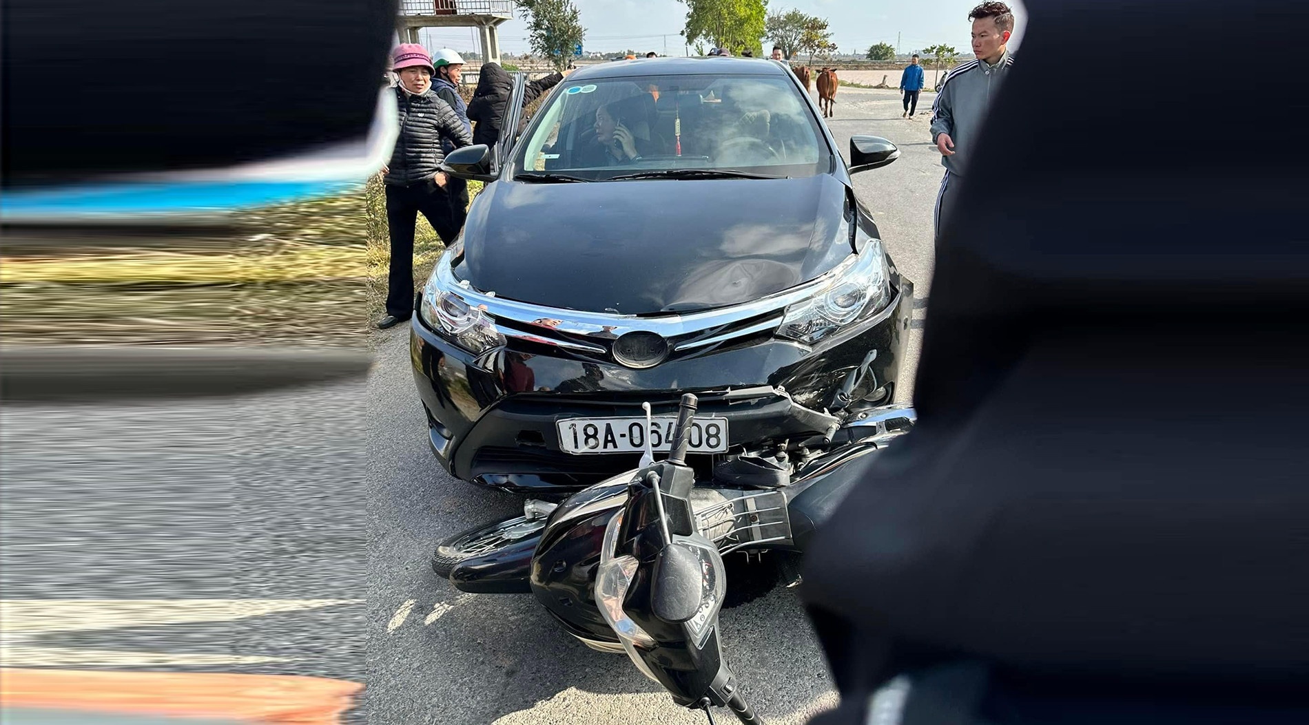 Va cham voi oto, nguoi phu nu bi vang xuong song o Nam Dinh hinh anh