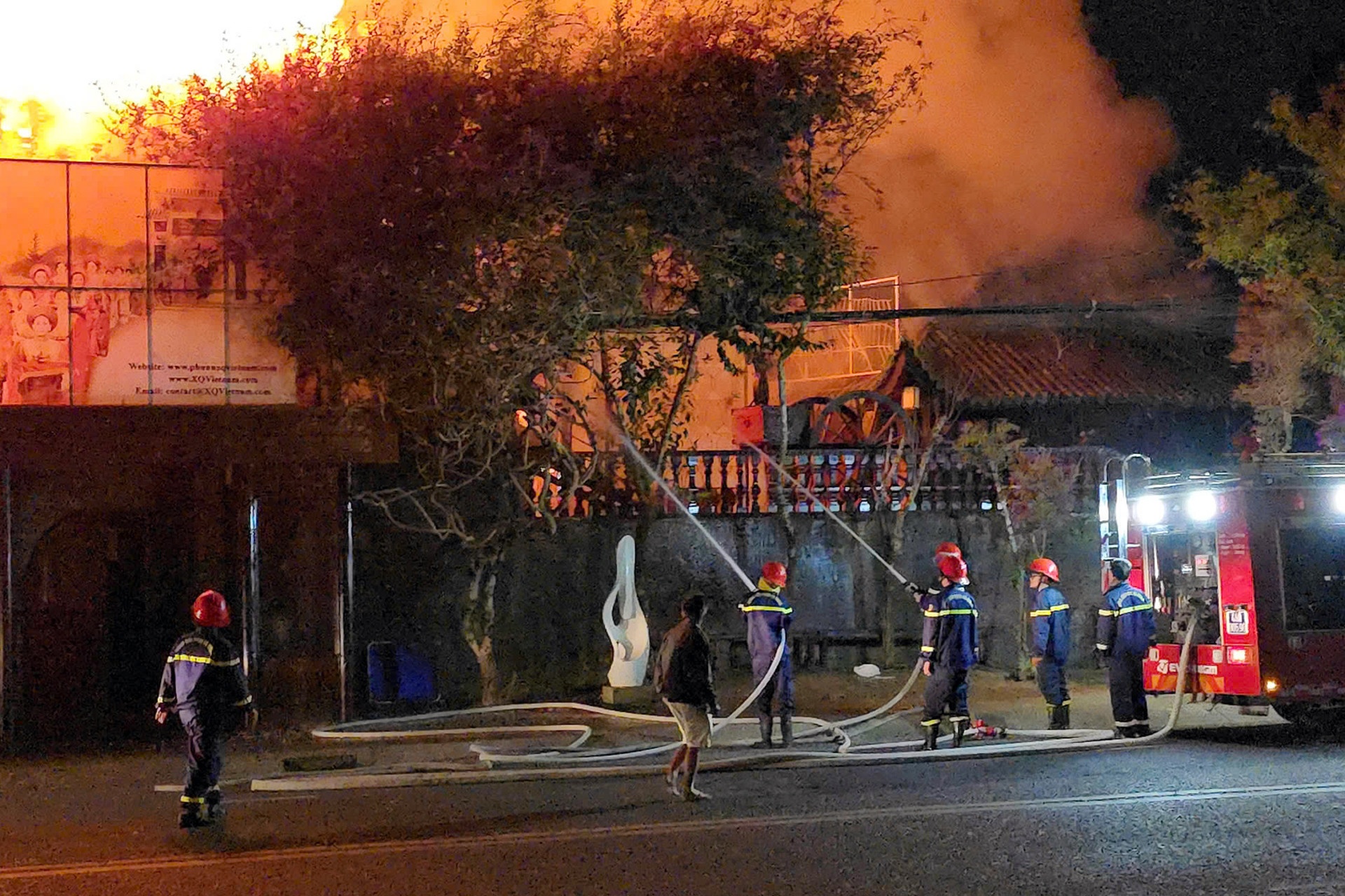 Chay lon khu trung bay tranh theu XQ o Da Lat hinh anh