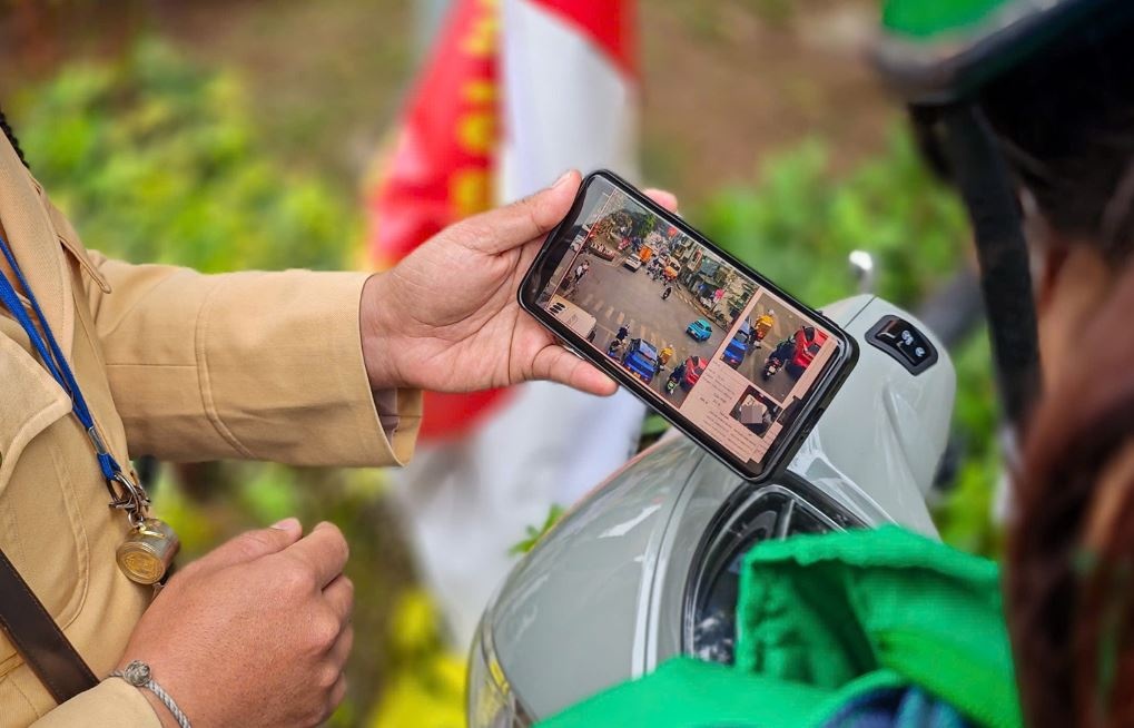 Tai xe xe may vuot den do o Ha Noi, ngo ngang vi bi phat qua camera hinh anh