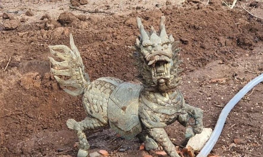 Vu du do tu tap thanh tien: Lo dien nhieu vat pham chon duoi dat hinh anh