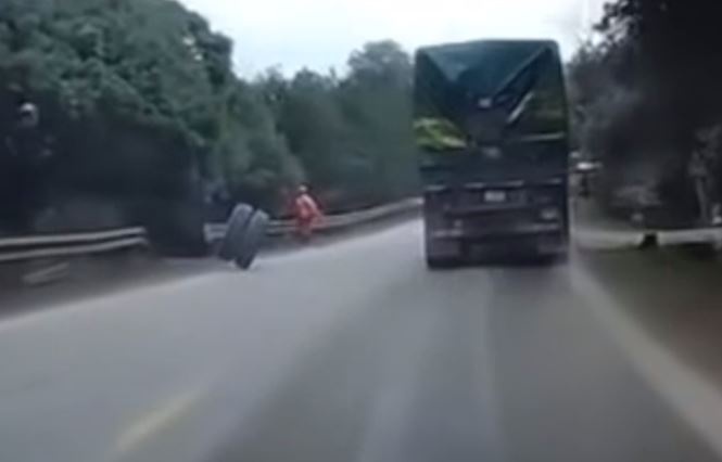 Dang cat co, nguoi dan ong bi lop xe vang trung tu vong hinh anh