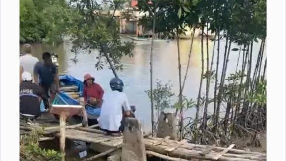 Tim thay thi the be trai 3 tuoi roi xuong song o Ca Mau hinh anh