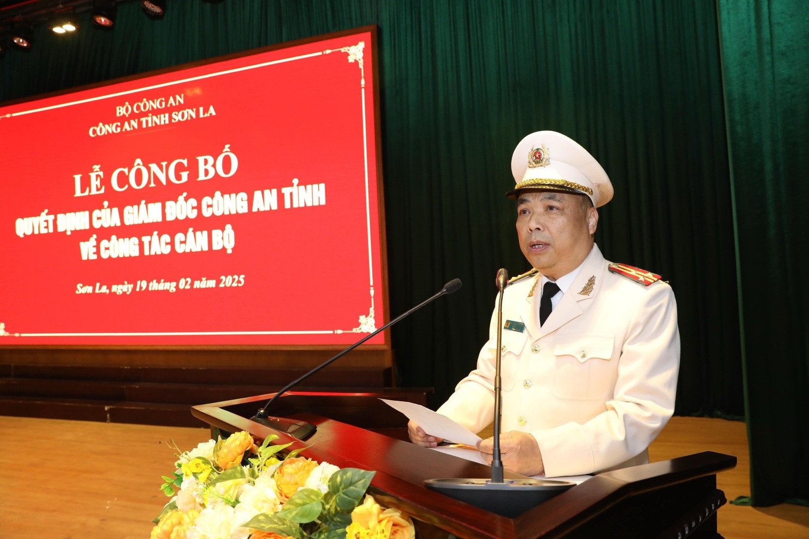 Loi xuc dong cua Thuong ta cong an khi nhan quyet dinh nghi truoc tuoi hinh anh