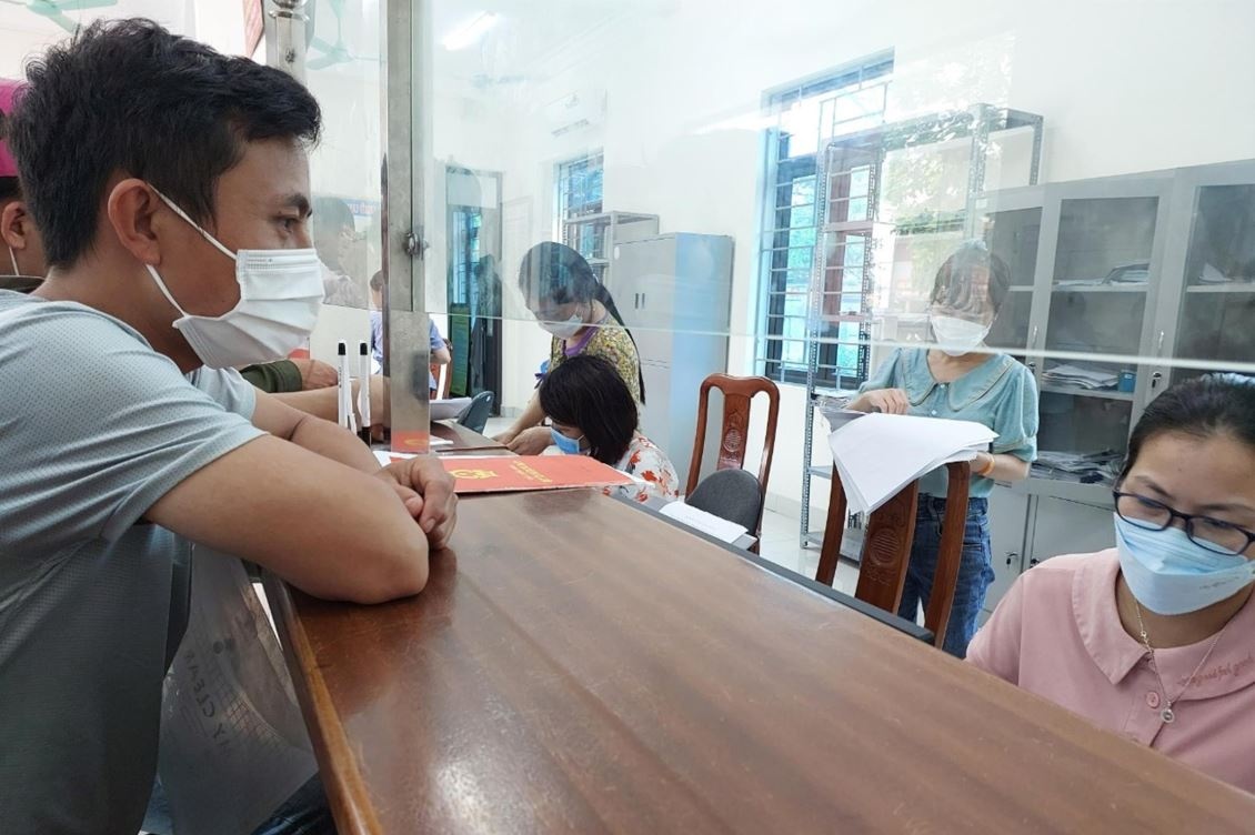 Khon kho voi thu tuc hanh chinh cap huyen hinh anh