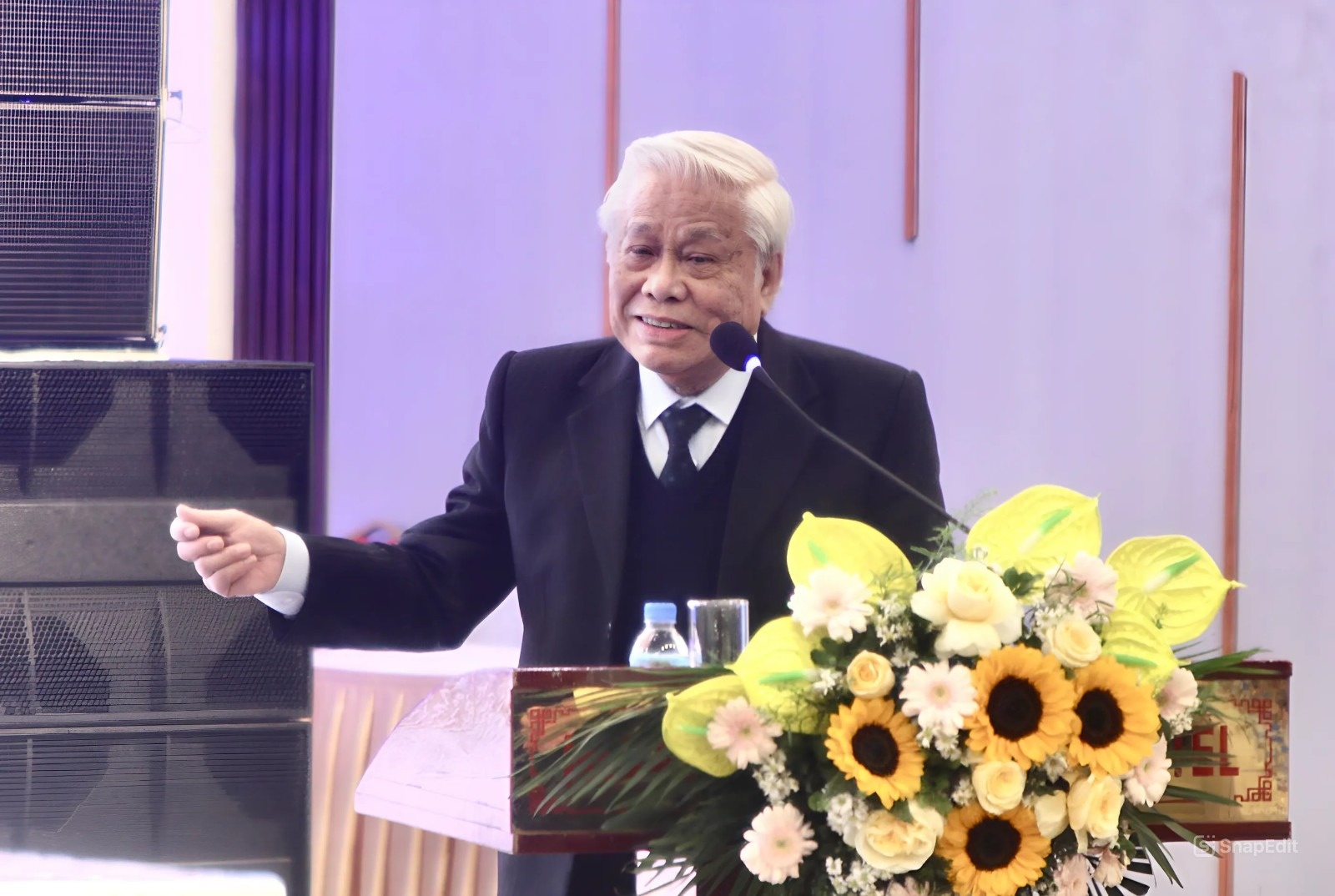 Ky nguyen moi, thi ca can ru bo cai gi? hinh anh