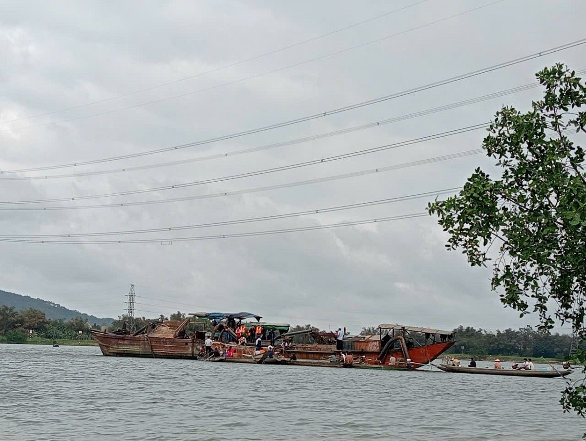 Chim thuyen cho 4 nguoi tren song Gianh, 1 nguoi tu vong hinh anh