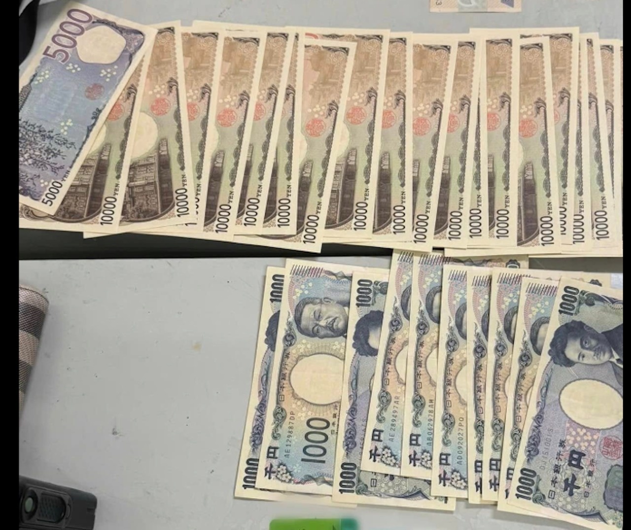 Tim chu nhan tui hang tram nghin ngoai te bo quen tai san bay Noi Bai hinh anh