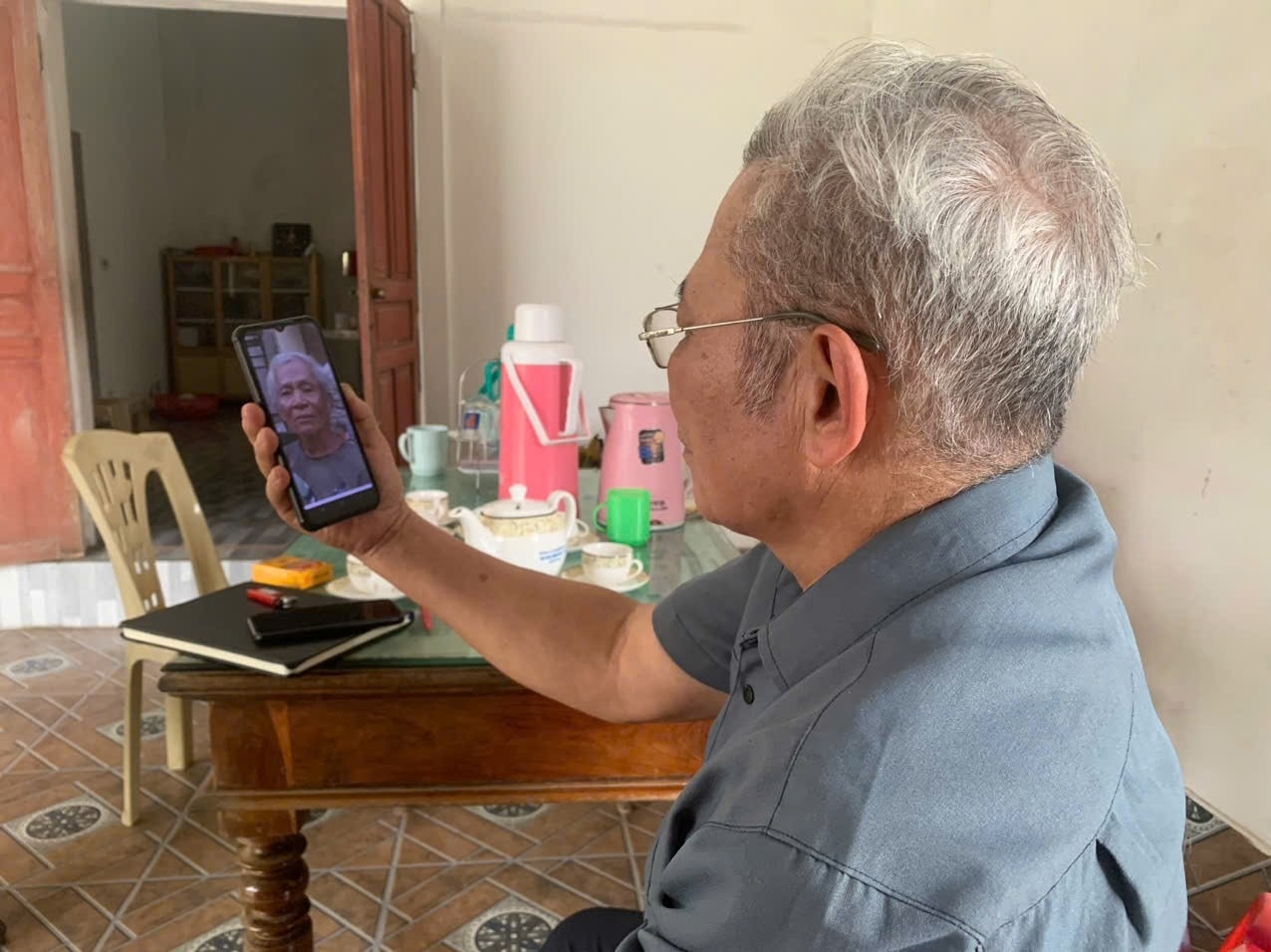 Cuoc hoi ngo bat ngo cua nguoi dan ong luu lac hon 30 nam o Campuchia hinh anh