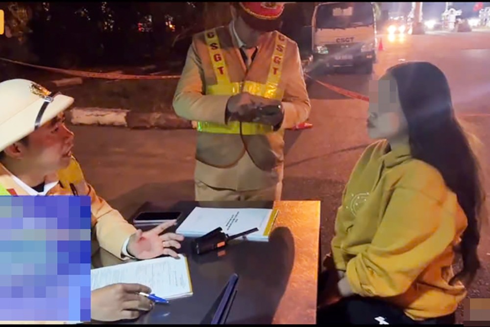 Nu tai xe di nguoc chieu cao toc bi phat 35 trieu hinh anh