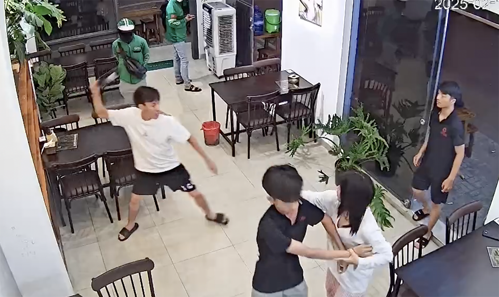 Can canh nam thanh nien dap pha quan an o TP.HCM hinh anh