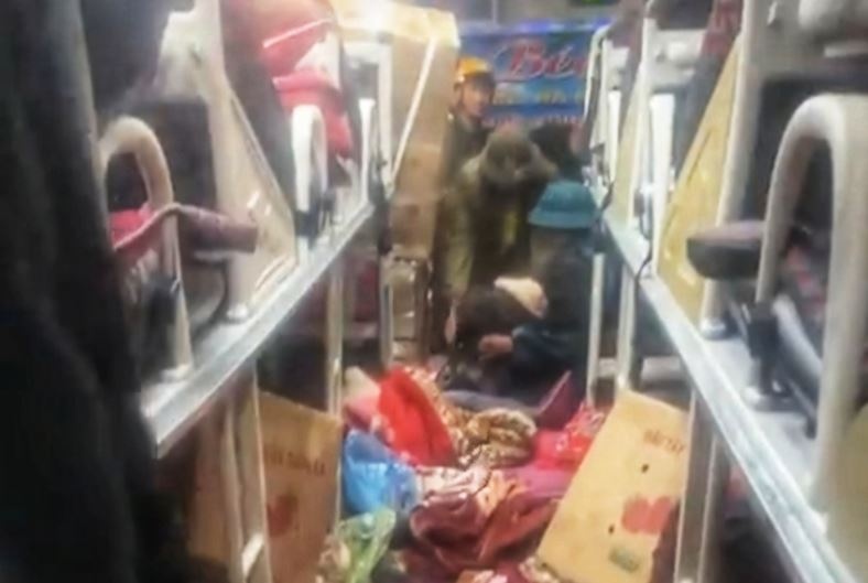 Hien truong tai nan giua xe khach va xe dau keo khien 6 nguoi tu vong hinh anh