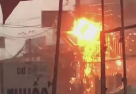 Cot dien phat no, chay ruc trong mua lon o Binh Duong hinh anh