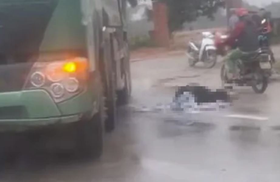 Va cham xe tai, nguoi phu nu di xe may tu vong tai cho hinh anh