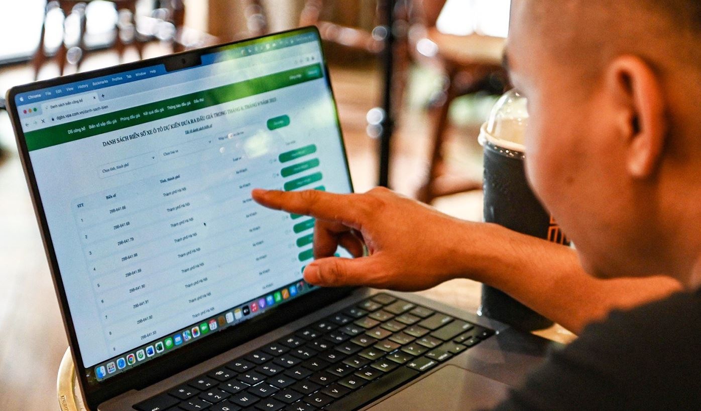 Loat bien 'ngu quy' xuat hien trong phien dau gia moi cua Bo Cong an hinh anh