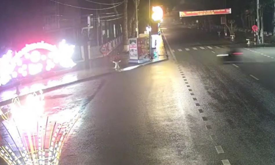 Xe may 'kep ba' tong tuong UBND huyen, hai nguoi tu vong hinh anh