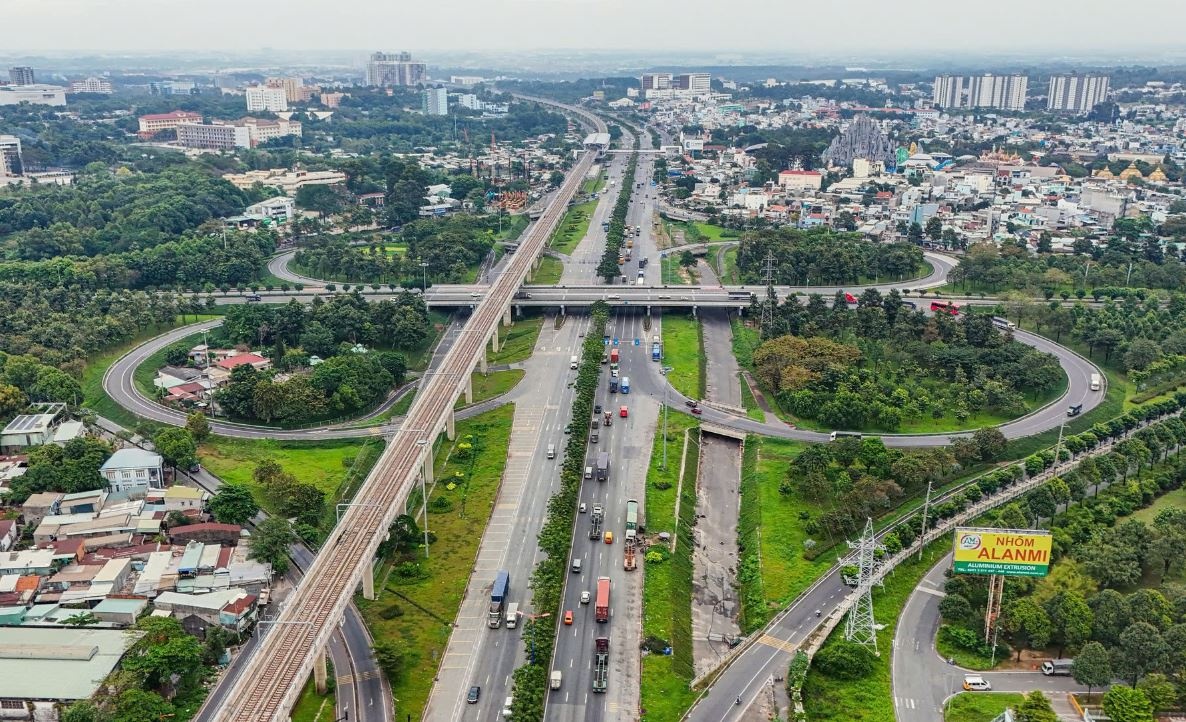 Xa lo Ha Noi cua TP.HCM mo rong 15 nam van chua ve dich hinh anh