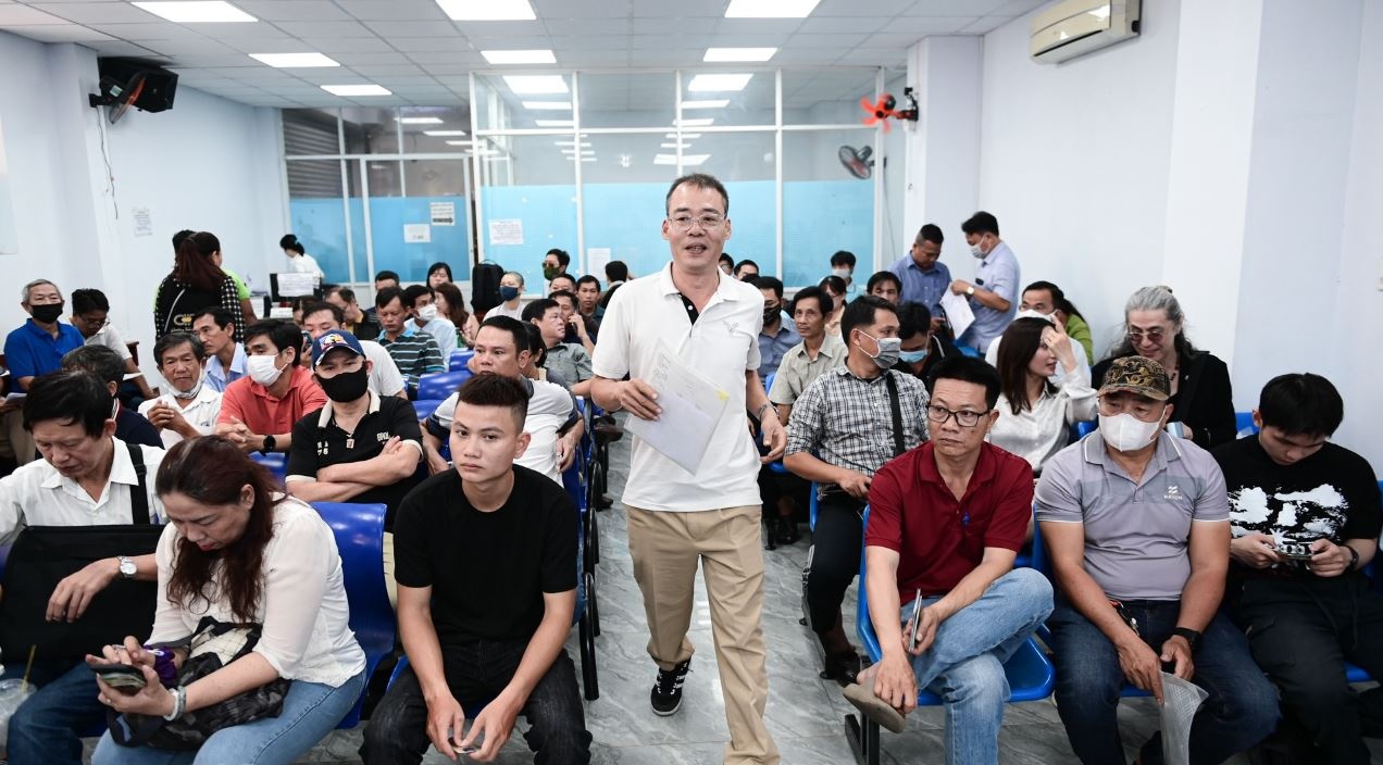 Ben trong can phong CSGT TP.HCM cap doi giay phep lai xe chi 20 phut hinh anh