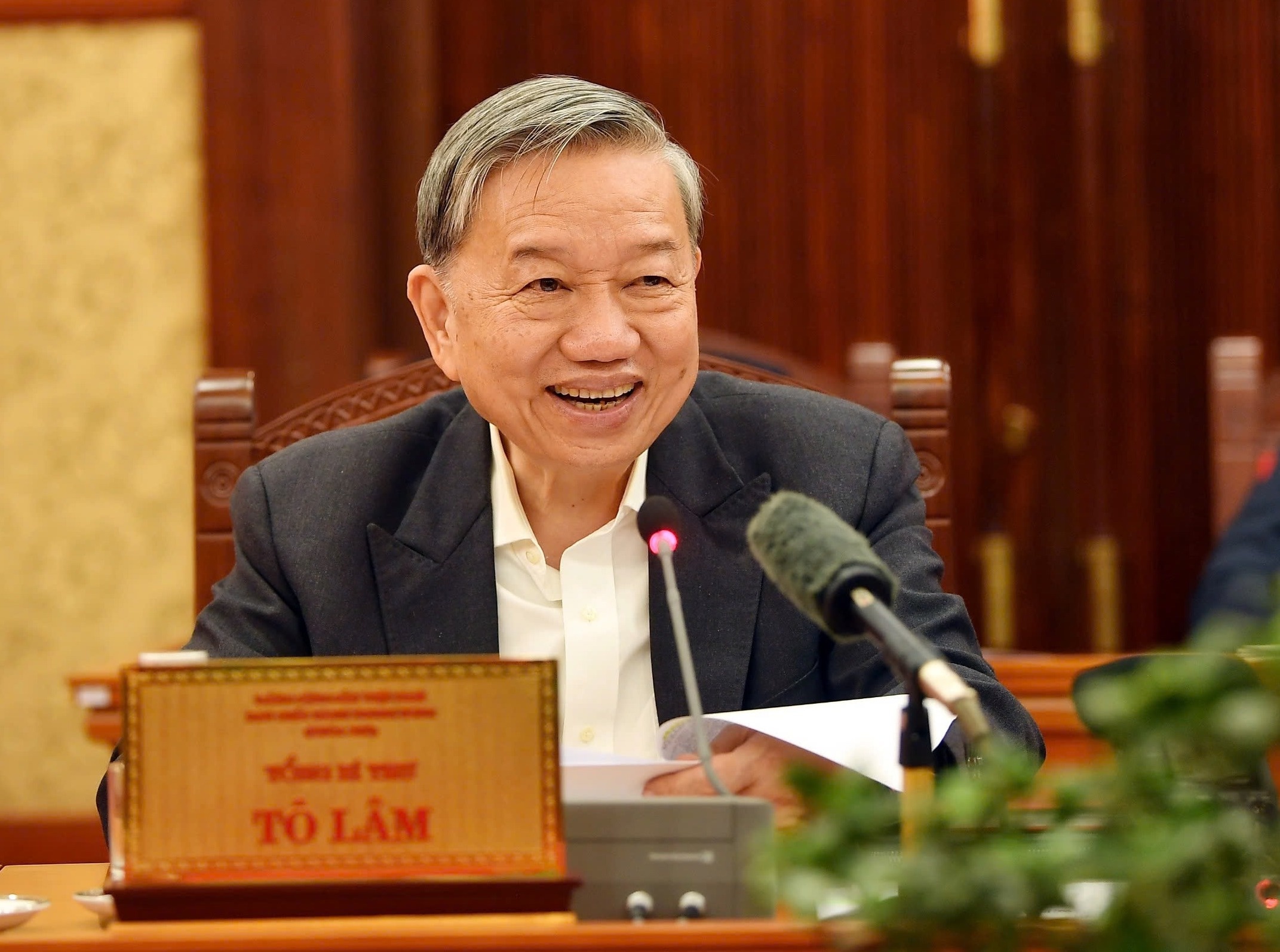 Tong Bi thu: 'The gioi dang di am am, minh di cham la lac hau' hinh anh