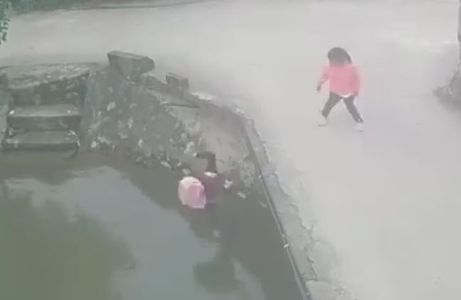 Khoanh khac be gai truot chan roi xuong muong nuoc hinh anh