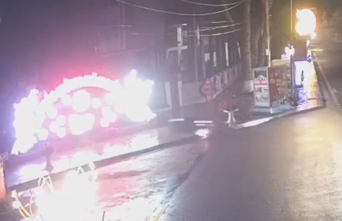 Khoanh khac xe may 'kep ba' tong vo tuong UBND huyen o Thanh Hoa hinh anh